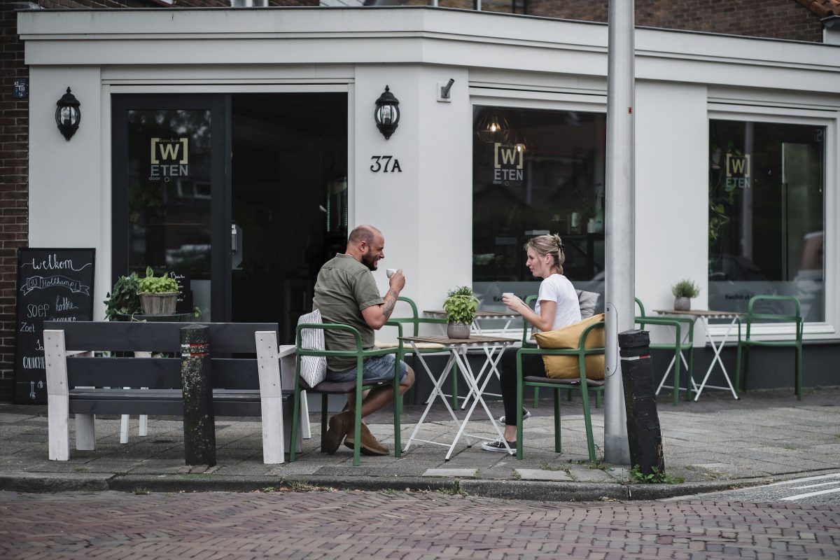 Een foto van Martin (eigenaar Miss Morrison) met de eigenaar van bakkerij Holtkamp in Den Hoorn